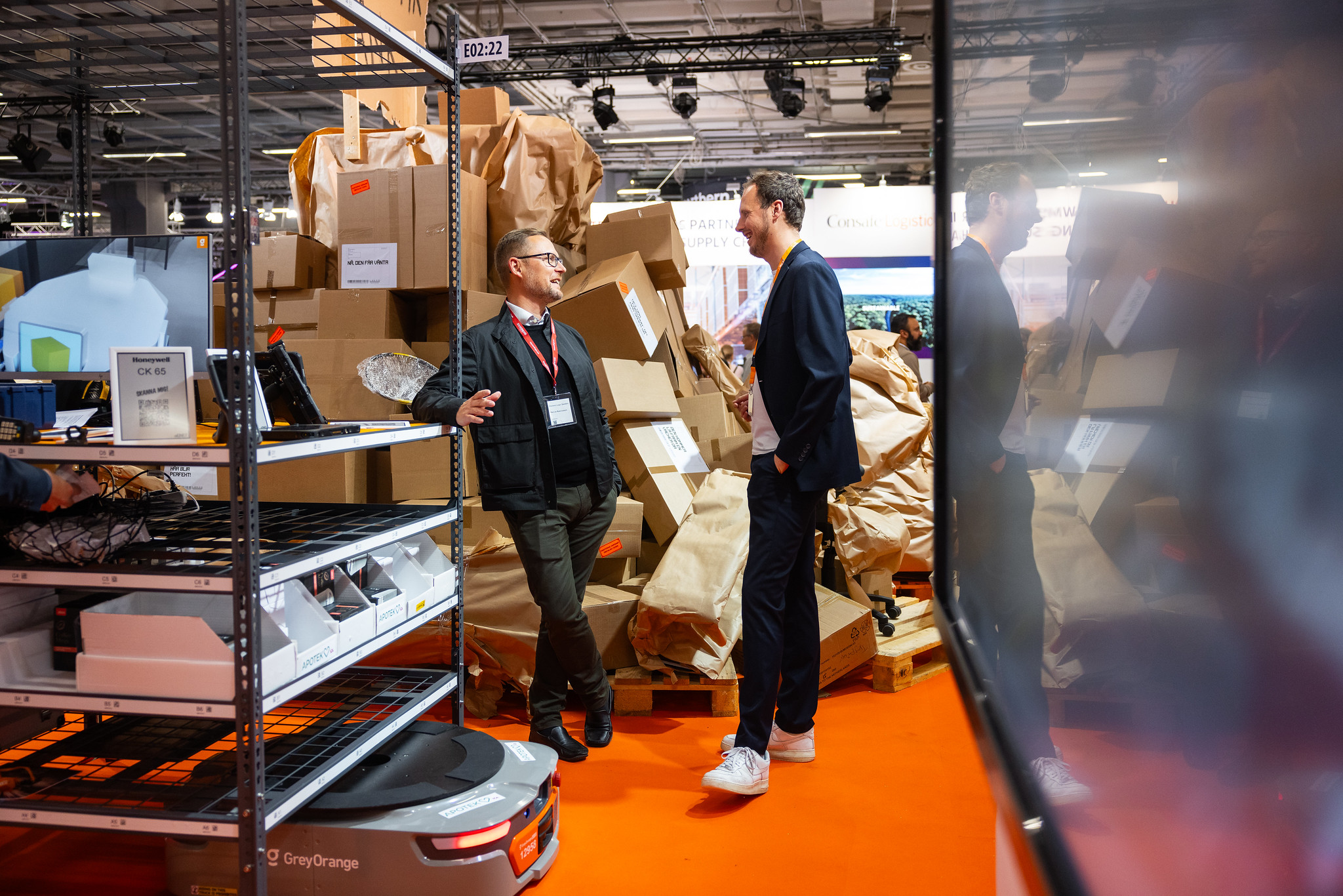 Två personer i en diskussion på mässgolvet