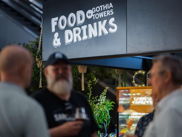 Food & Drinks-område med besökare på mässa.